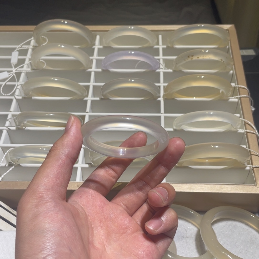 o***椰玛瑙/玉髓手镯未镶嵌