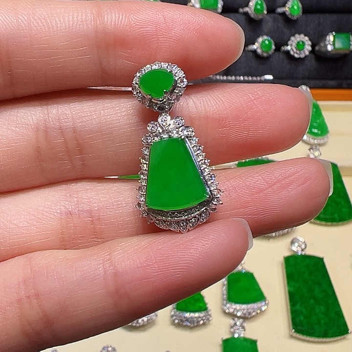 翡翠颈饰18K金镶嵌吊坠