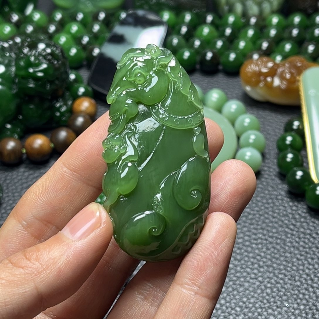 和田玉颈饰未镶嵌应****。