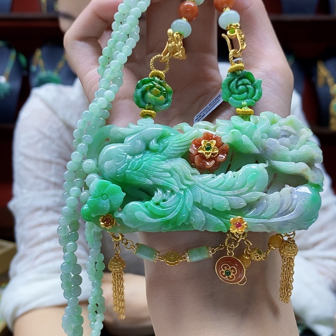 清****翡翠未镶嵌颈饰吊坠