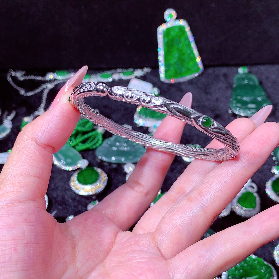 【闪购商品】翡翠吊坠(不含链)未镶嵌