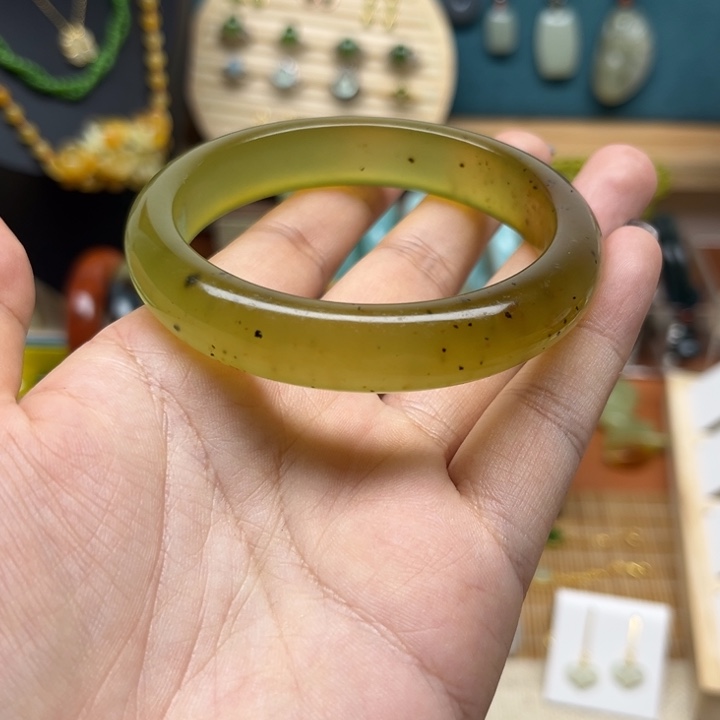 蛇纹石玉未镶嵌手镯