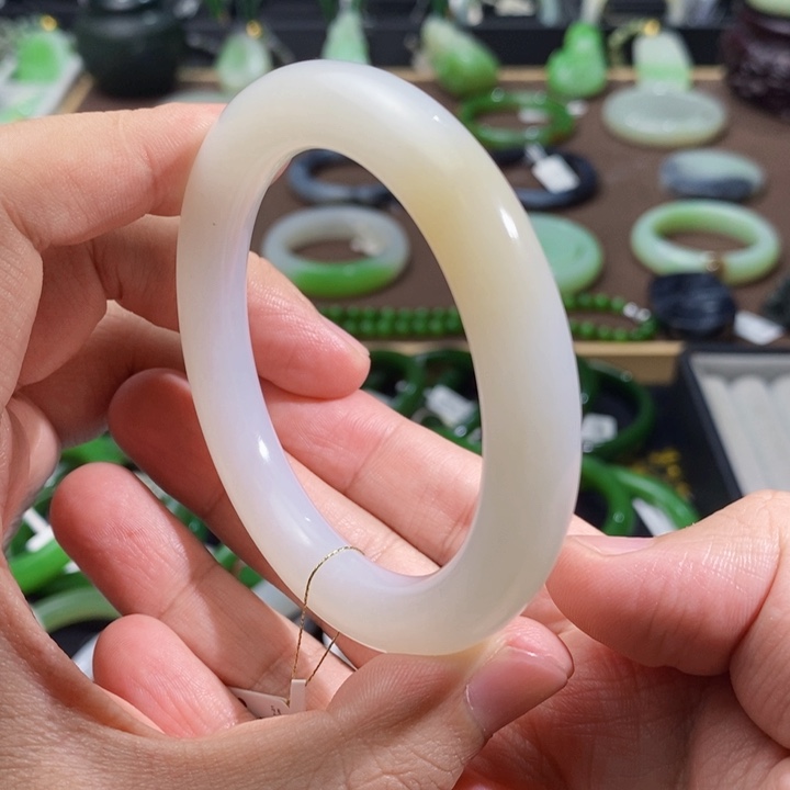 和田玉羊脂白玉圆条手镯55.6圈口48.7克未镶嵌