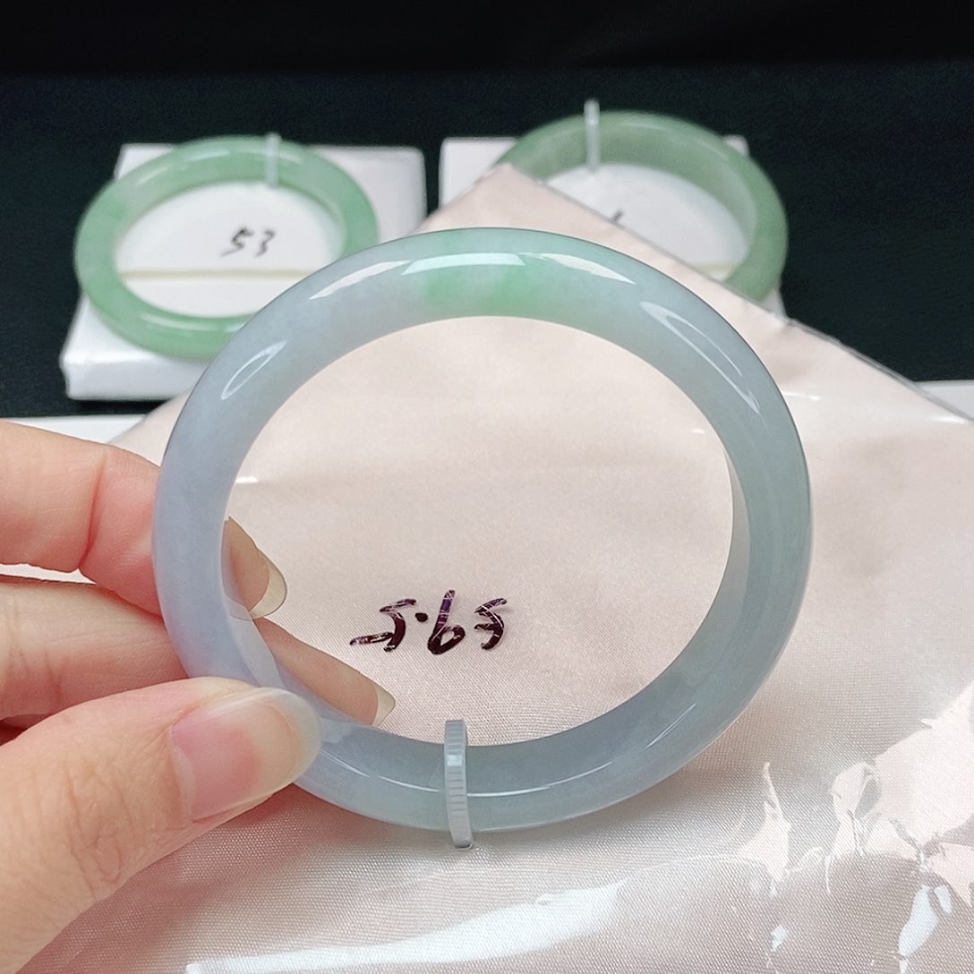 翡翠手镯未镶嵌正圈