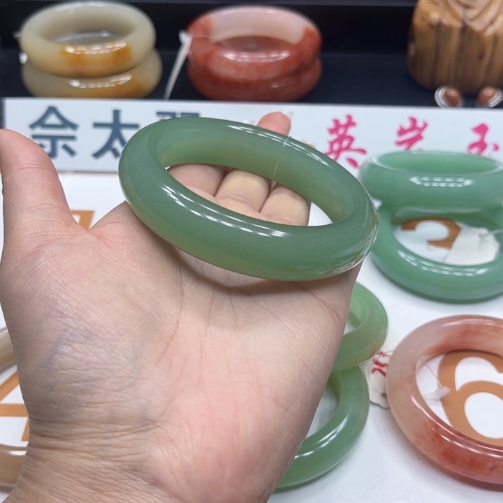 未镶嵌手镯石英质玉春**意