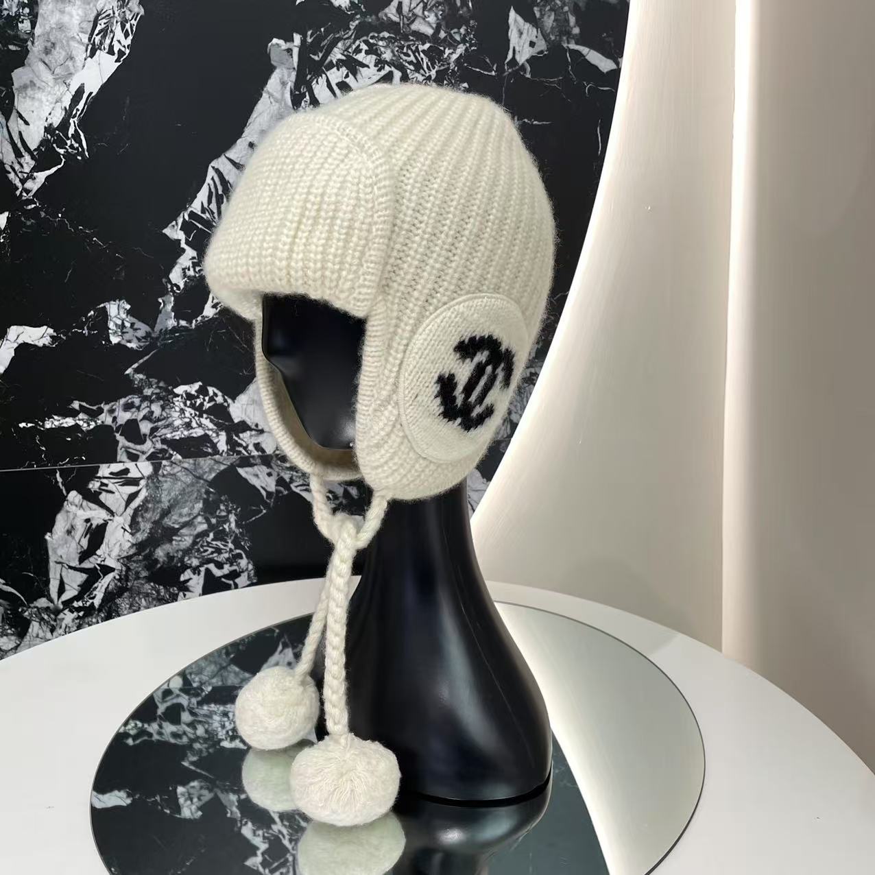 未使用 Chanel/香奈儿 25B白色山羊绒+桑蚕丝雷锋帽冷帽