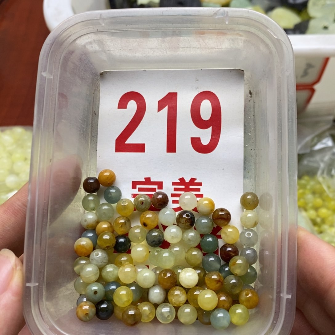 透闪石-蛇纹石玉未镶嵌挂坠