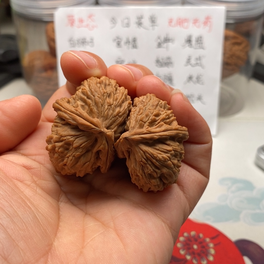 文玩核桃吊坠白狮子半壁异形