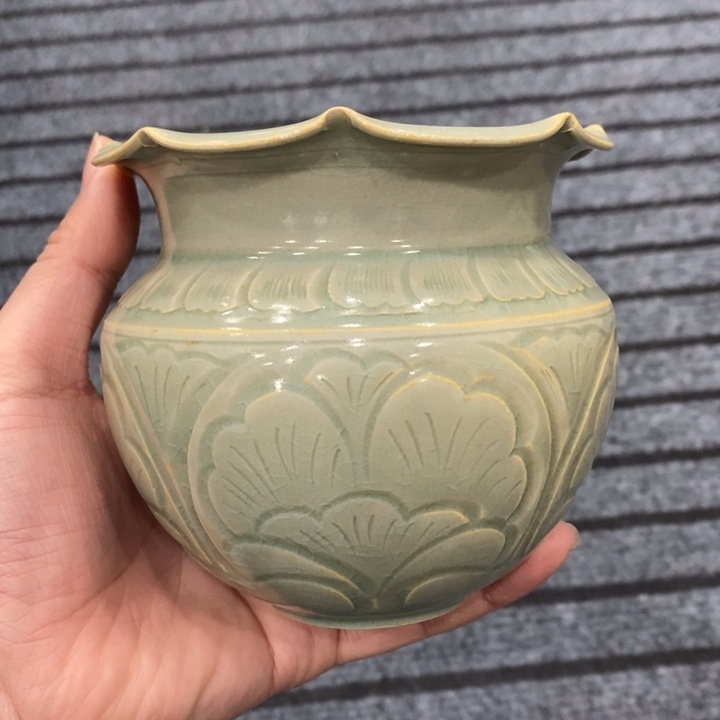 越窑青瓷刻剔牡丹花口罐