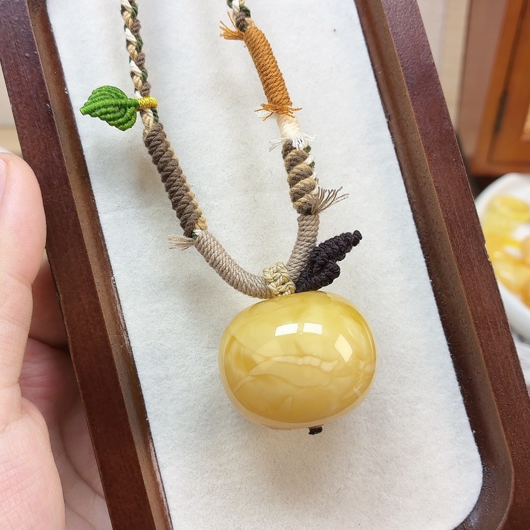 蜜蜡未镶嵌颈饰苹果