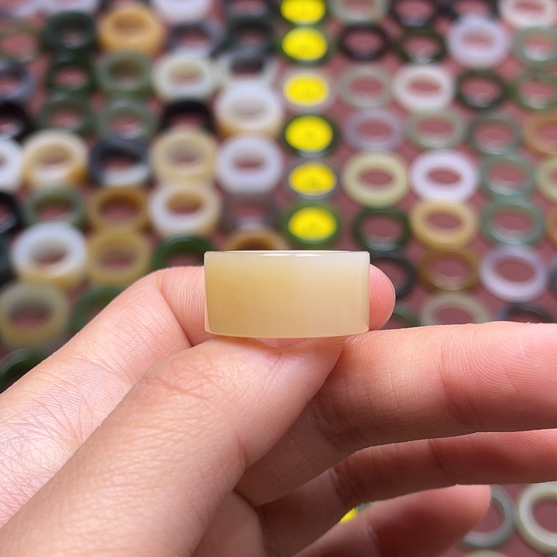 和田玉戒指未镶嵌15.4 奶糖 无鉴赏