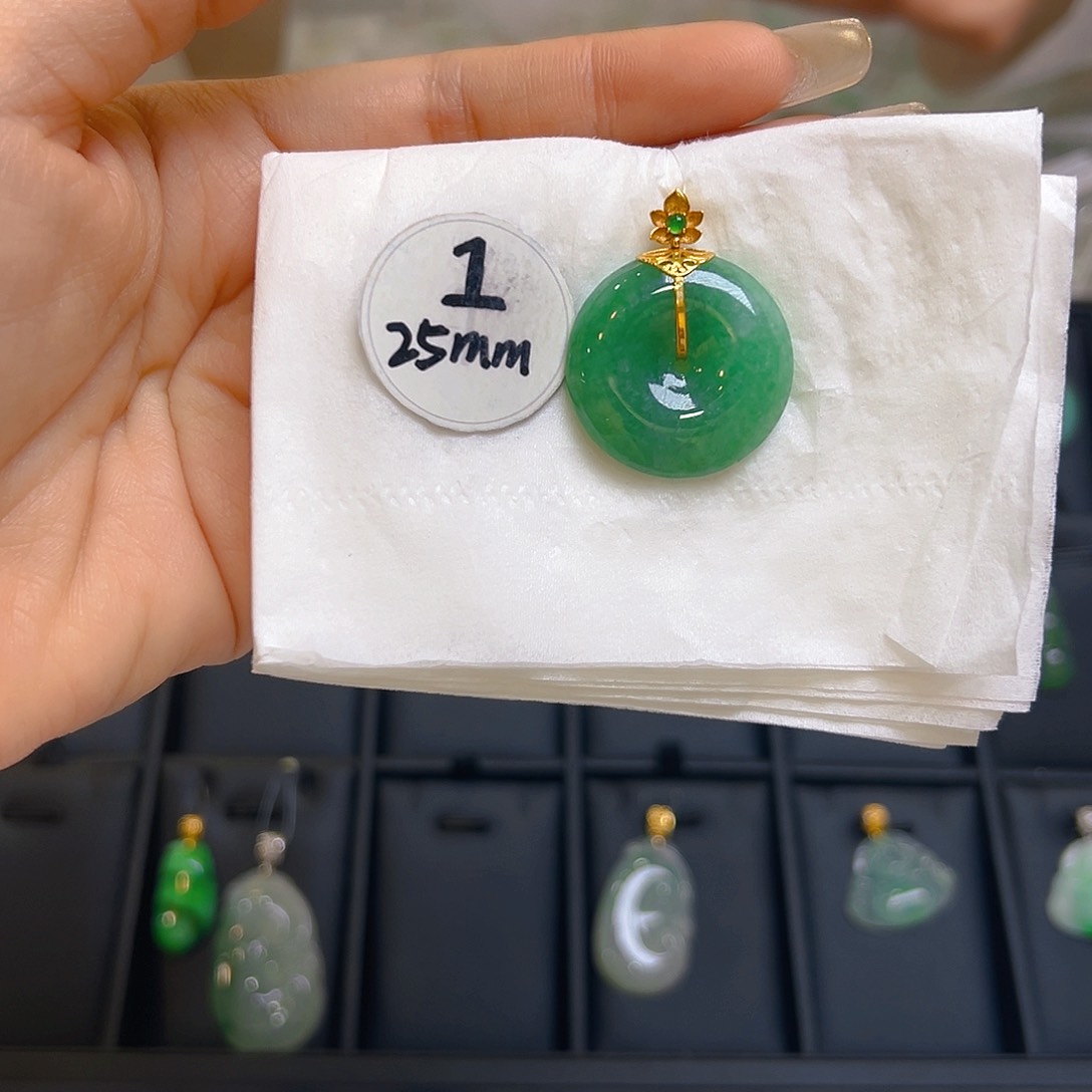 翡翠颈饰18K金镶嵌翡翠