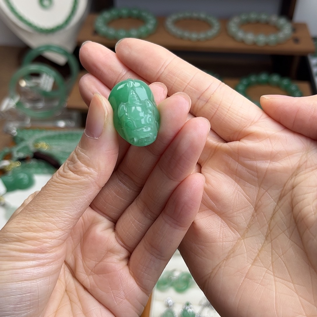 石英质玉（非洲翠）未镶嵌颈饰貔貅