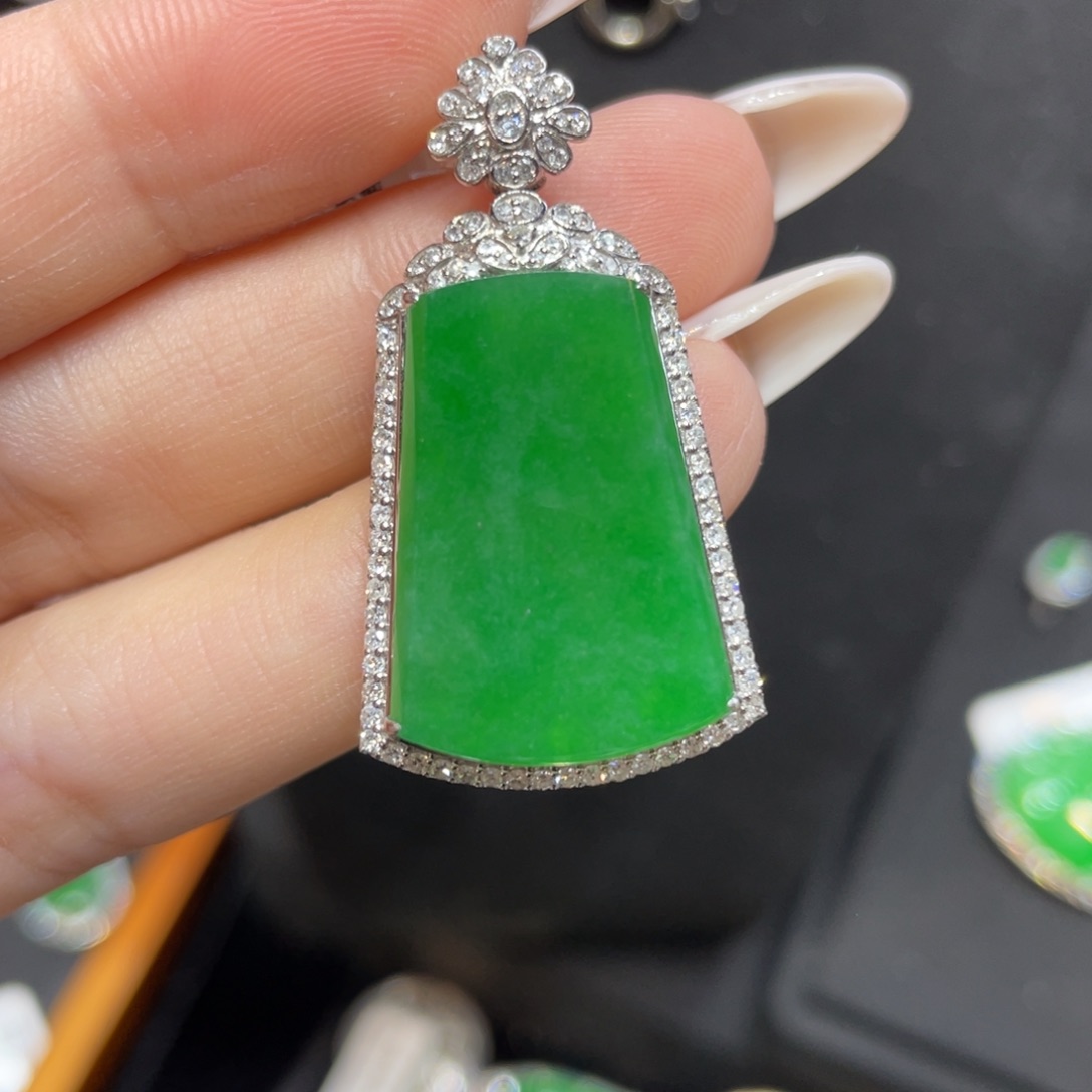 翡翠18K金镶嵌颈饰天然缅甸翡翠a货