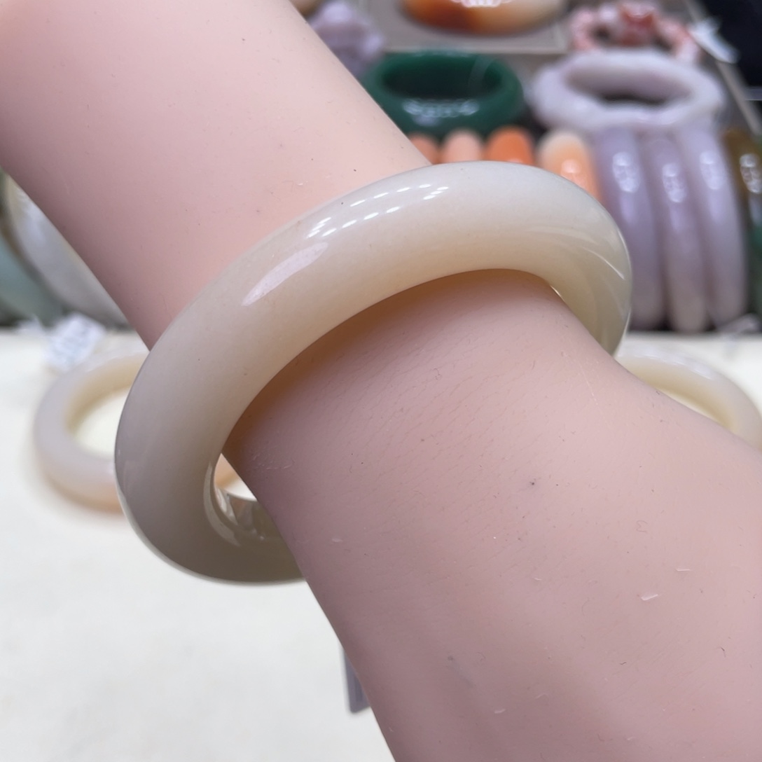 未镶嵌手镯石英岩玉