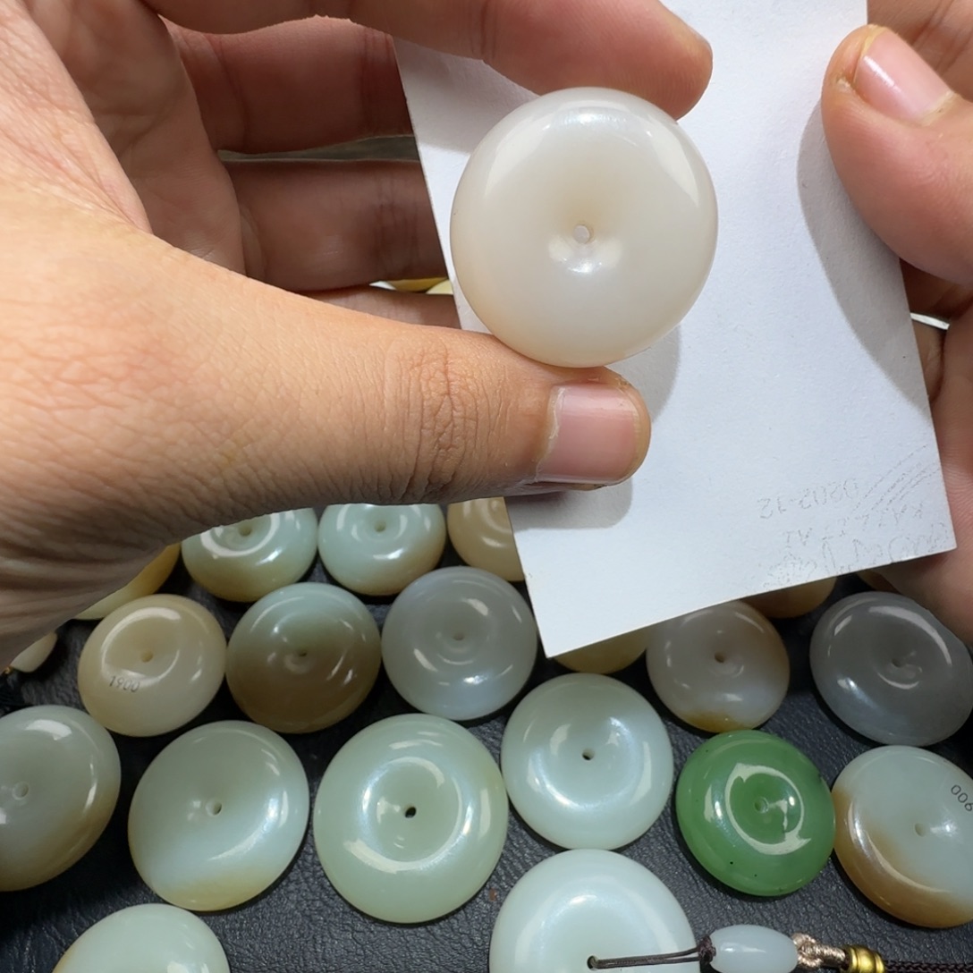 小***光和田玉（糖玉）未镶嵌颈饰