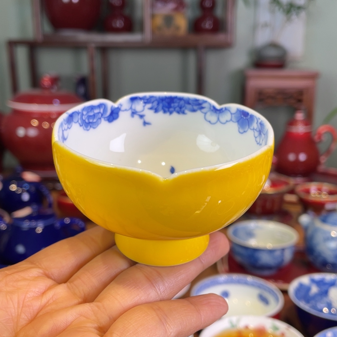 清欢雅玩原矿帝王黄内绘蝶恋花花口杯