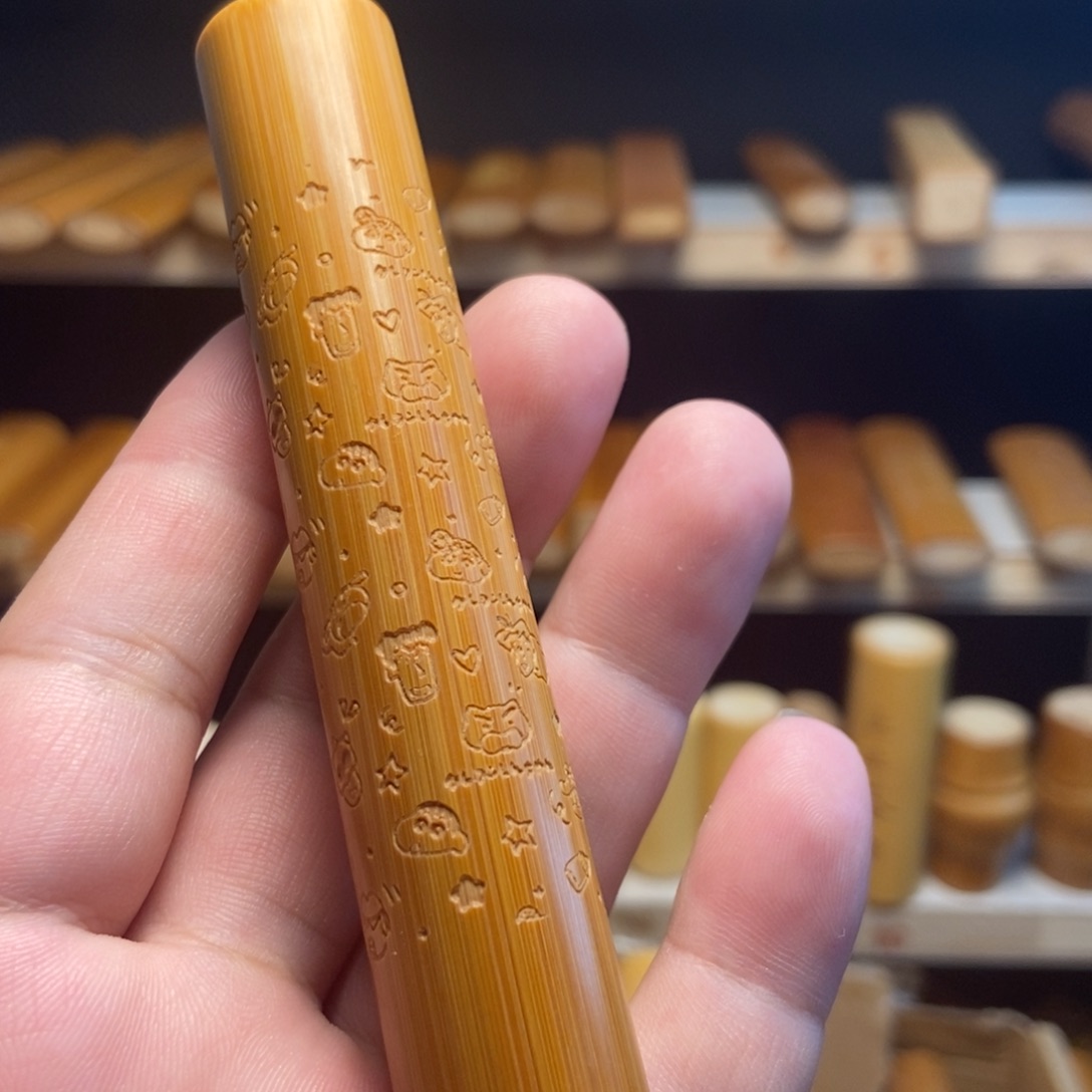 【闪购商品】竹红皮满刻蜡笔小新