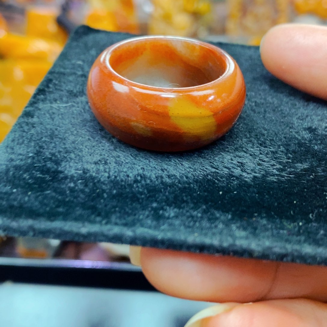 未镶嵌石英质玉（黄龙玉）颈饰