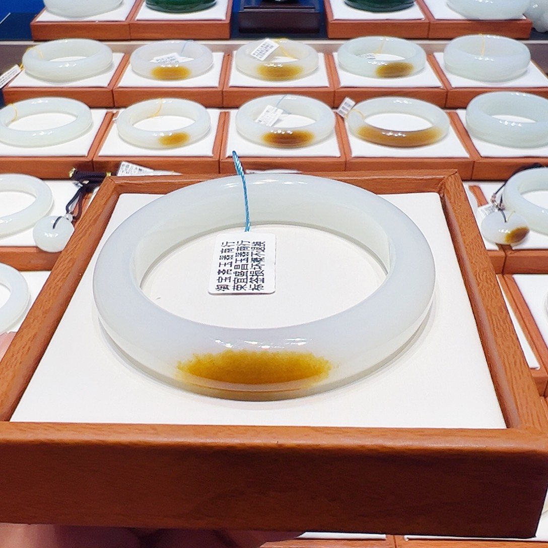 和田玉未镶嵌手镯且末一口红蜜糖