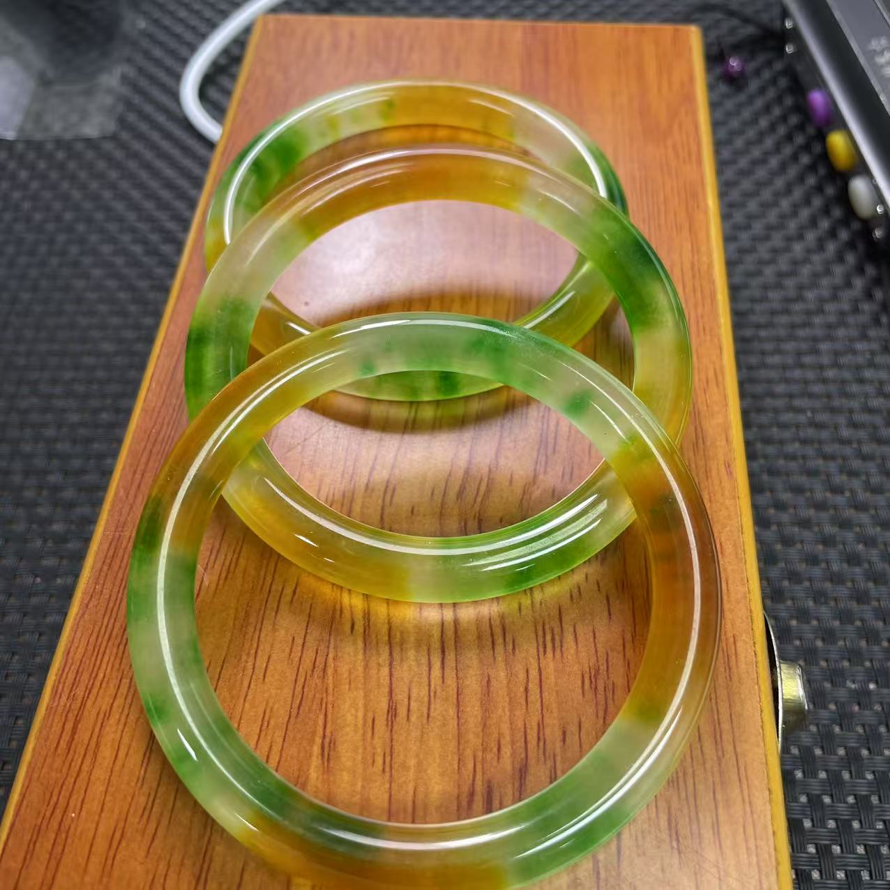 【大喜儿】黄加绿圆条手镯时尚精致女士多样性发一个奇石