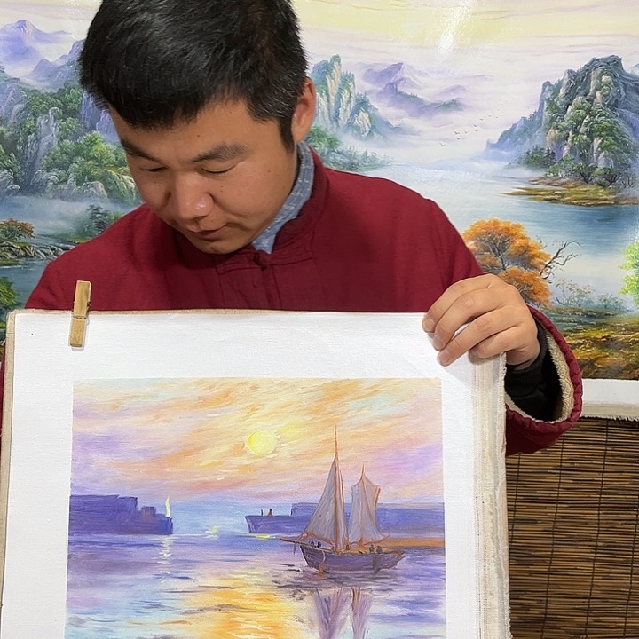 油画行路人小院绘画作品