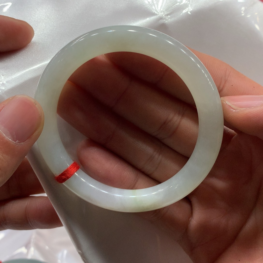 翡翠手镯未镶嵌翡翠