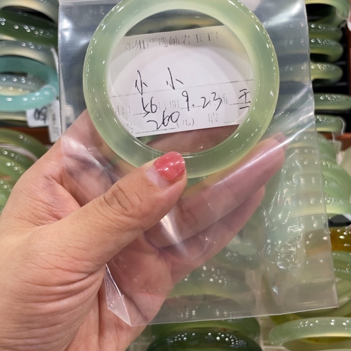 未镶嵌蛇纹石玉手镯:*小