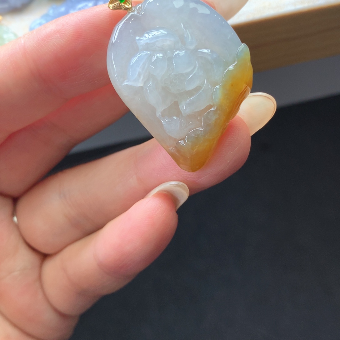 翡翠18K金镶嵌颈饰吊坠