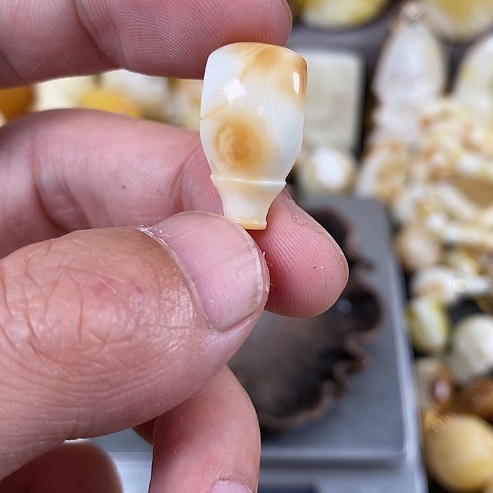 琥珀裸石未镶嵌我