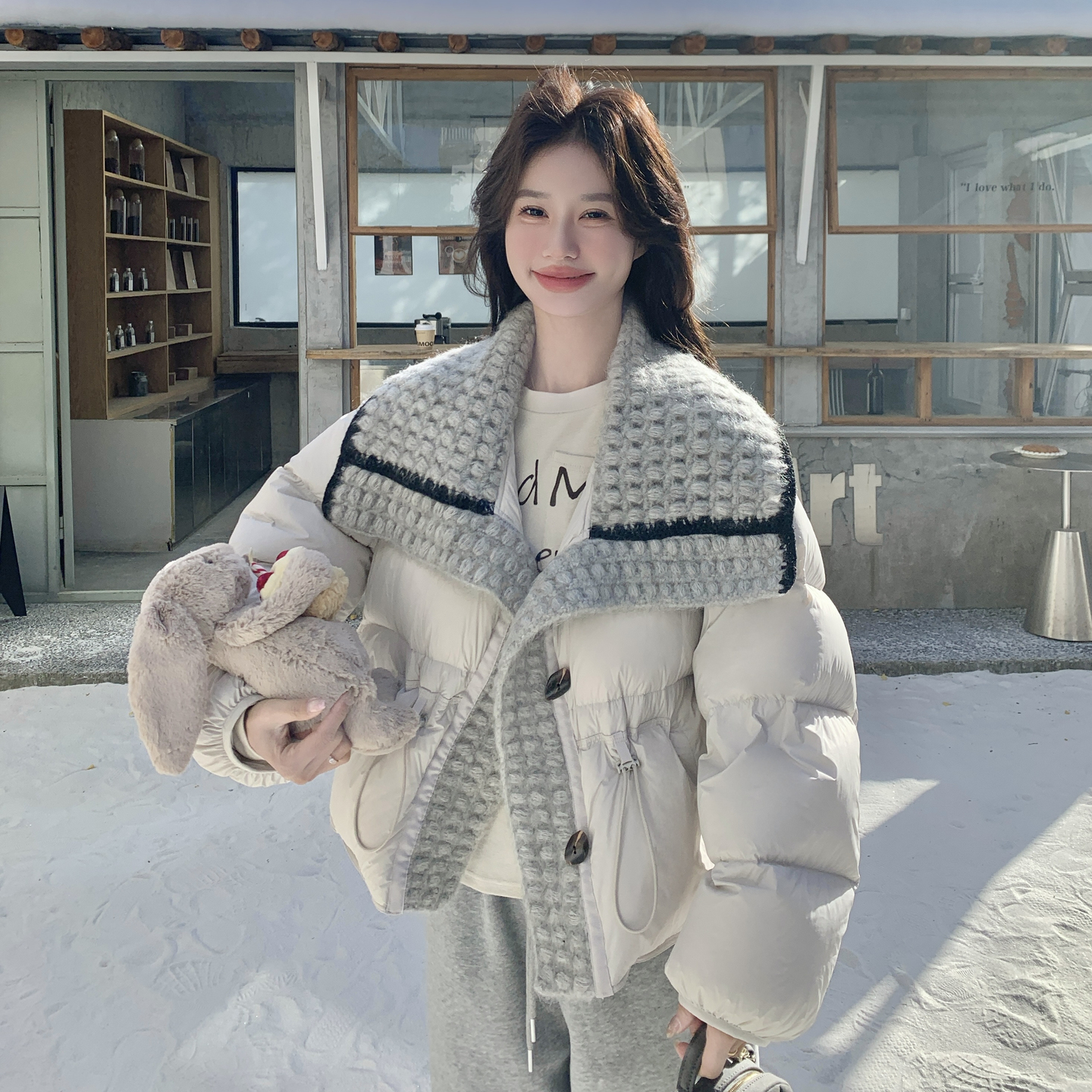 浅灰色针织拼接大翻领时尚羽绒服女2025年冬季新款90白鸭绒面包服
