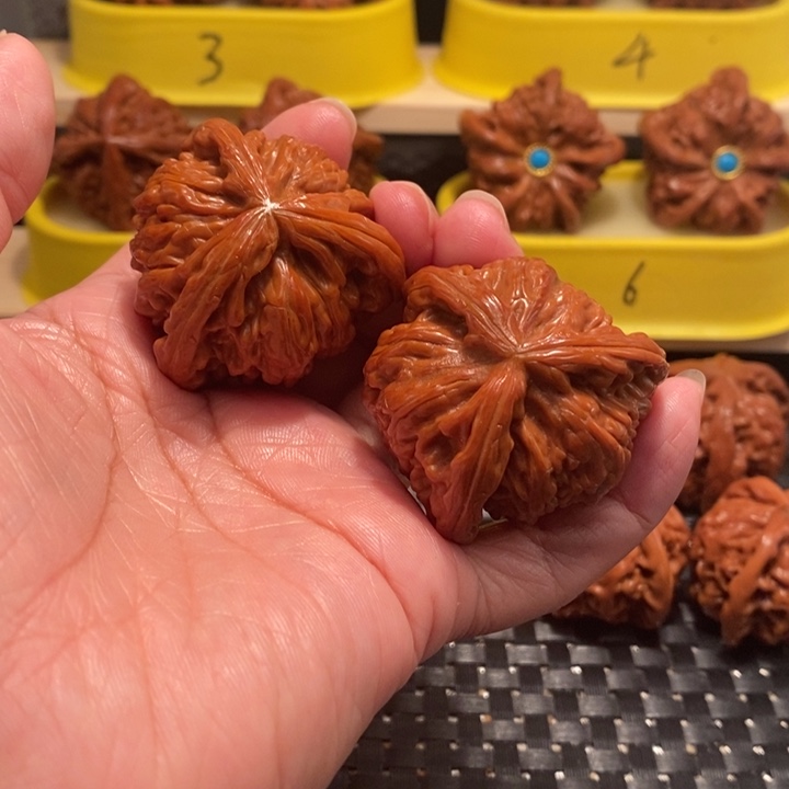 斩***上桃核吊坠白狮子正奔……