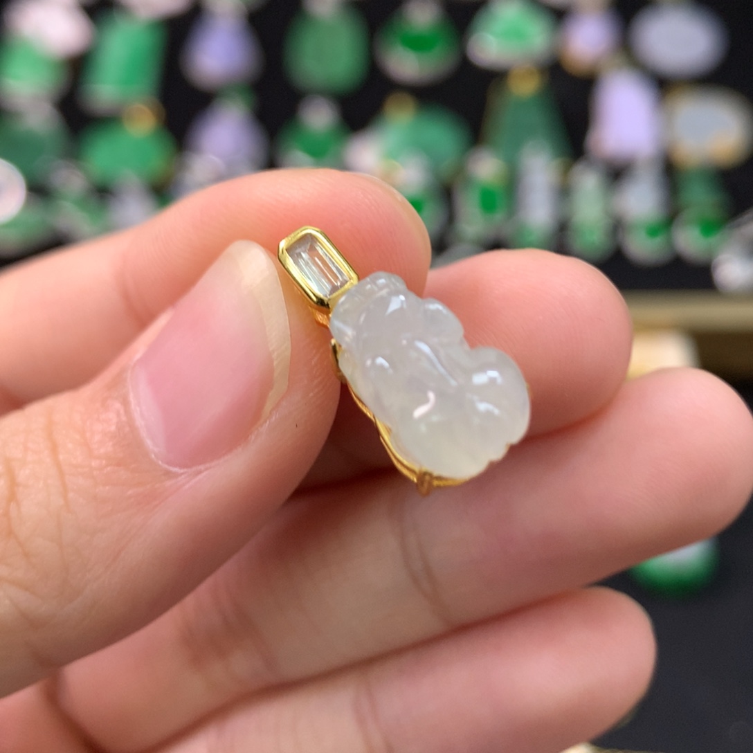 翡翠未镶嵌颈饰貔貅