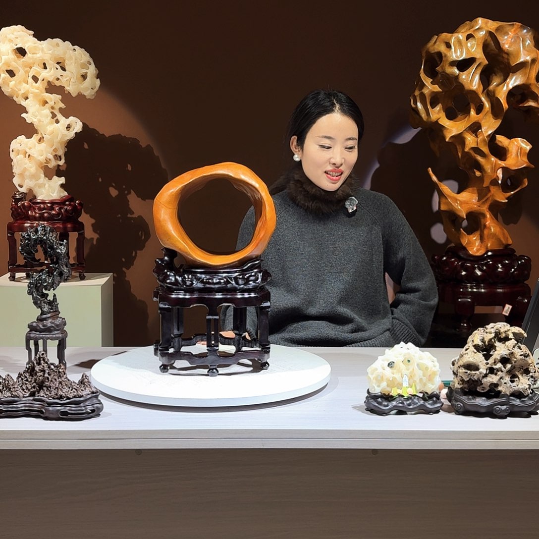 邓***春太湖石摆件，高44宽25