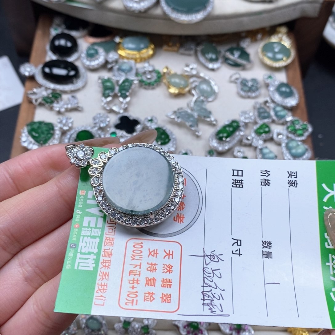 翡翠颈饰未镶嵌翡翠