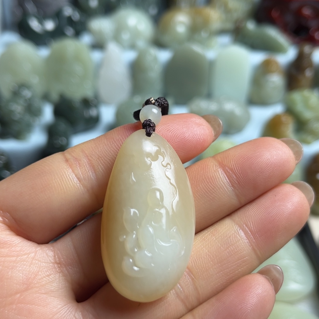 陇***人和田玉未镶嵌挂件