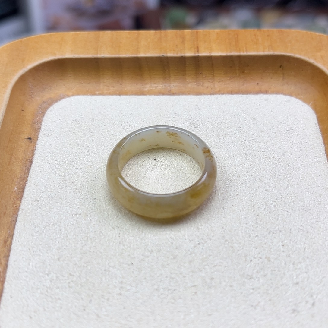 ****嘟和田玉未镶嵌戒指