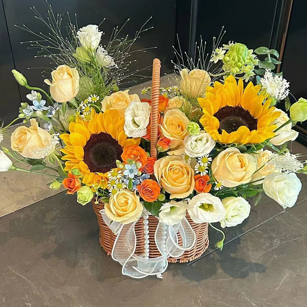 【温馨】2朵向日葵 11朵香槟玫瑰 白桔梗 洋甘菊 蓝星花 喷泉草混搭手提花篮花店送花上门A7