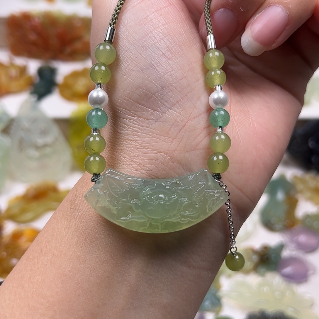 蛇纹石玉未镶嵌颈饰