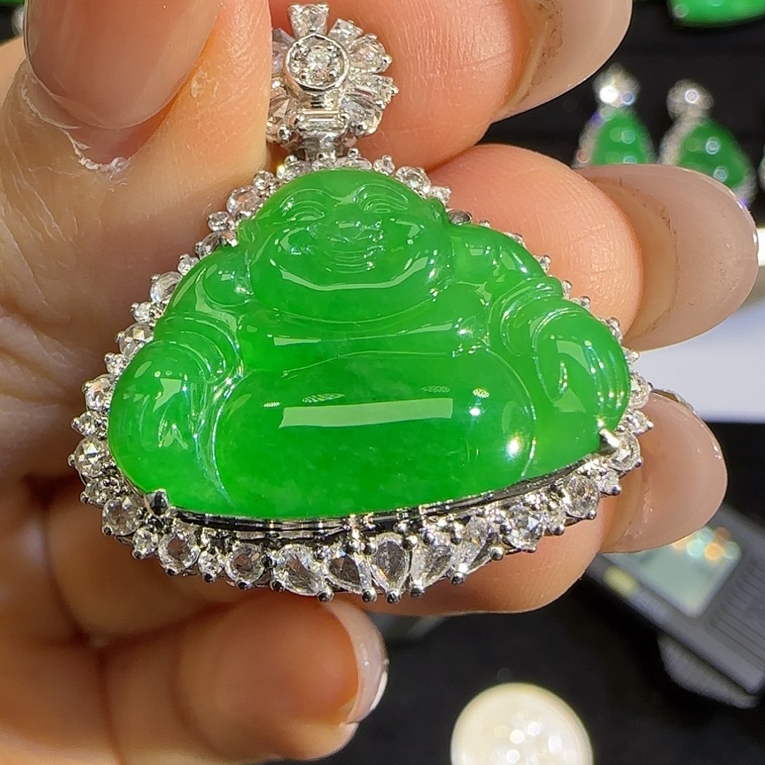 翡翠颈饰18K金镶嵌随**是。