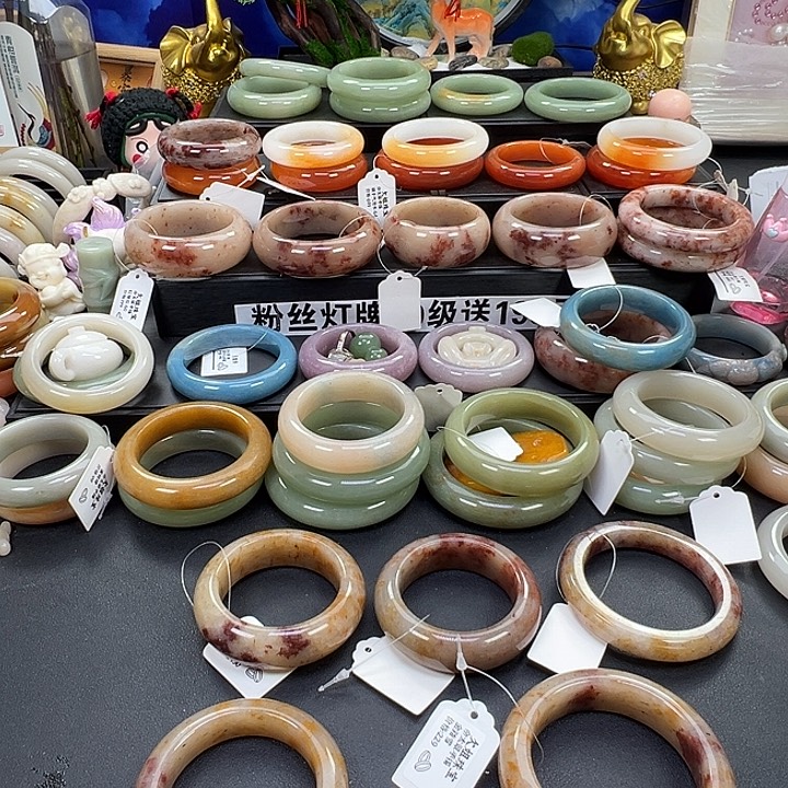 用***8石英岩玉未镶嵌手镯