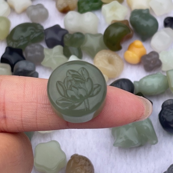 哆***烧和田玉未镶嵌颈饰