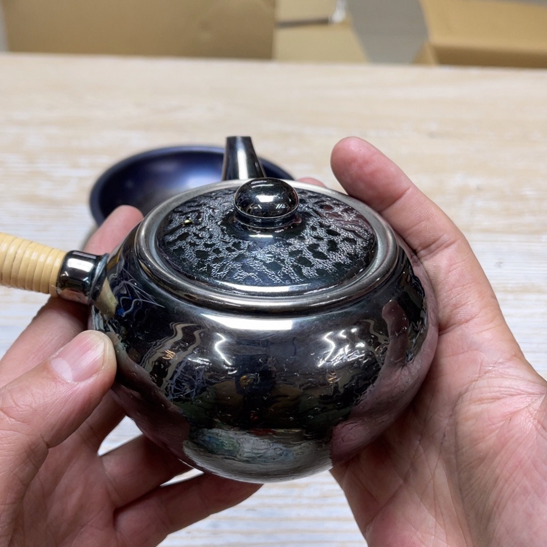 瓷片仙*密密麻麻地排列着一个