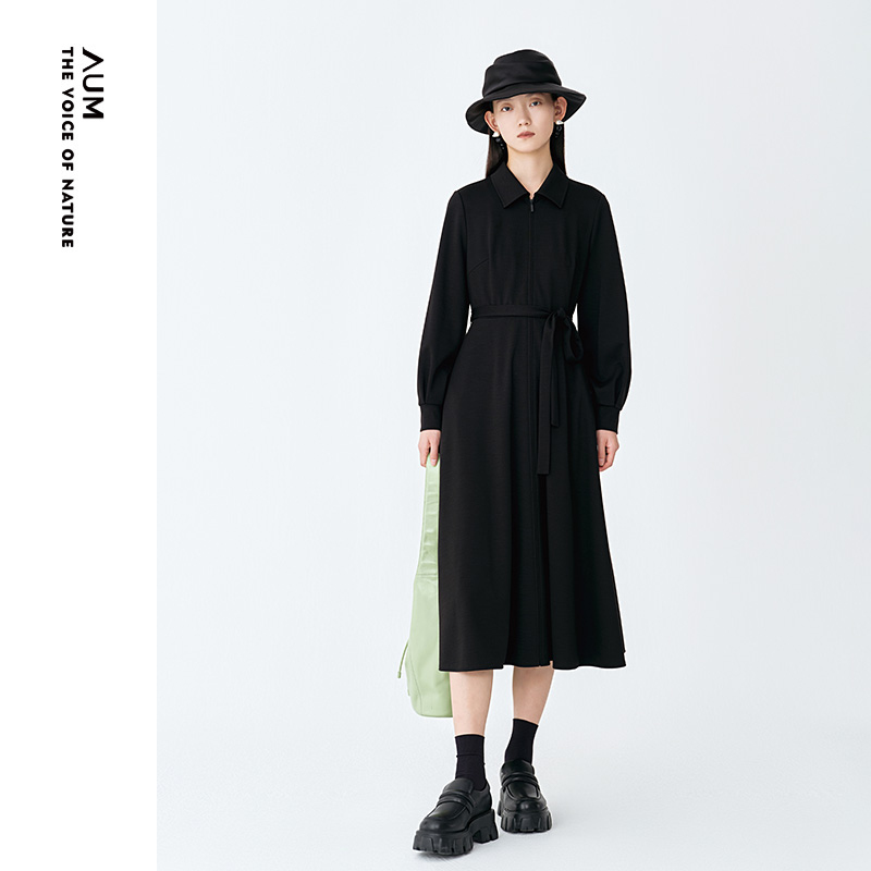 AUM噢姆秋冬气质小黑裙显瘦翻领收腰连衣裙MCDE40186