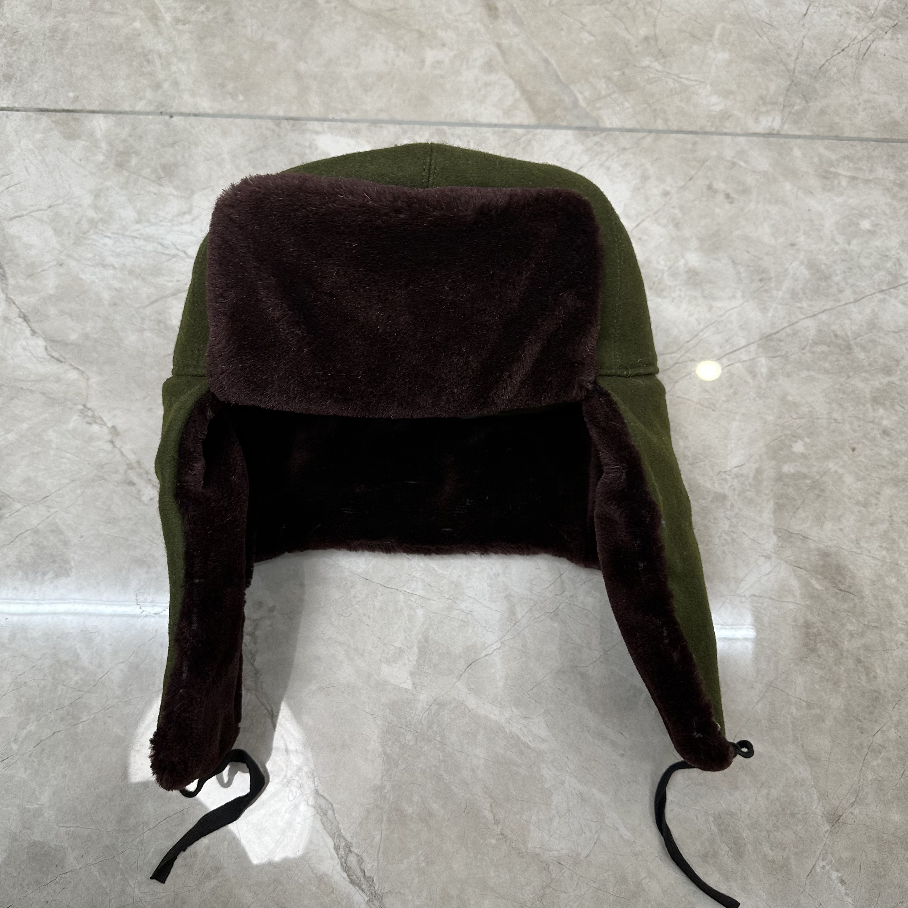 毛呢草绿色帽子 > 帽子