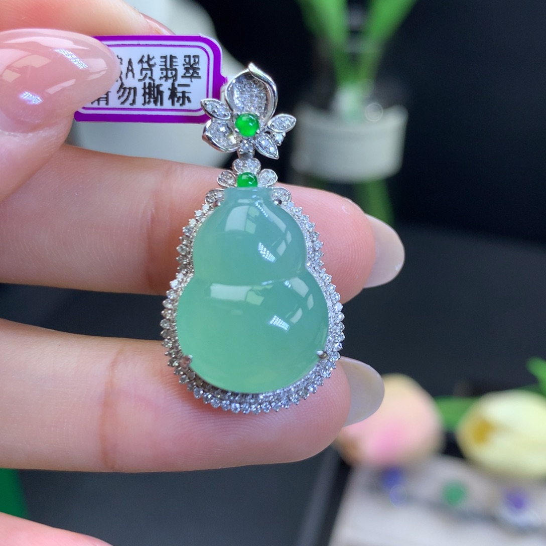翡翠18K金镶嵌颈饰