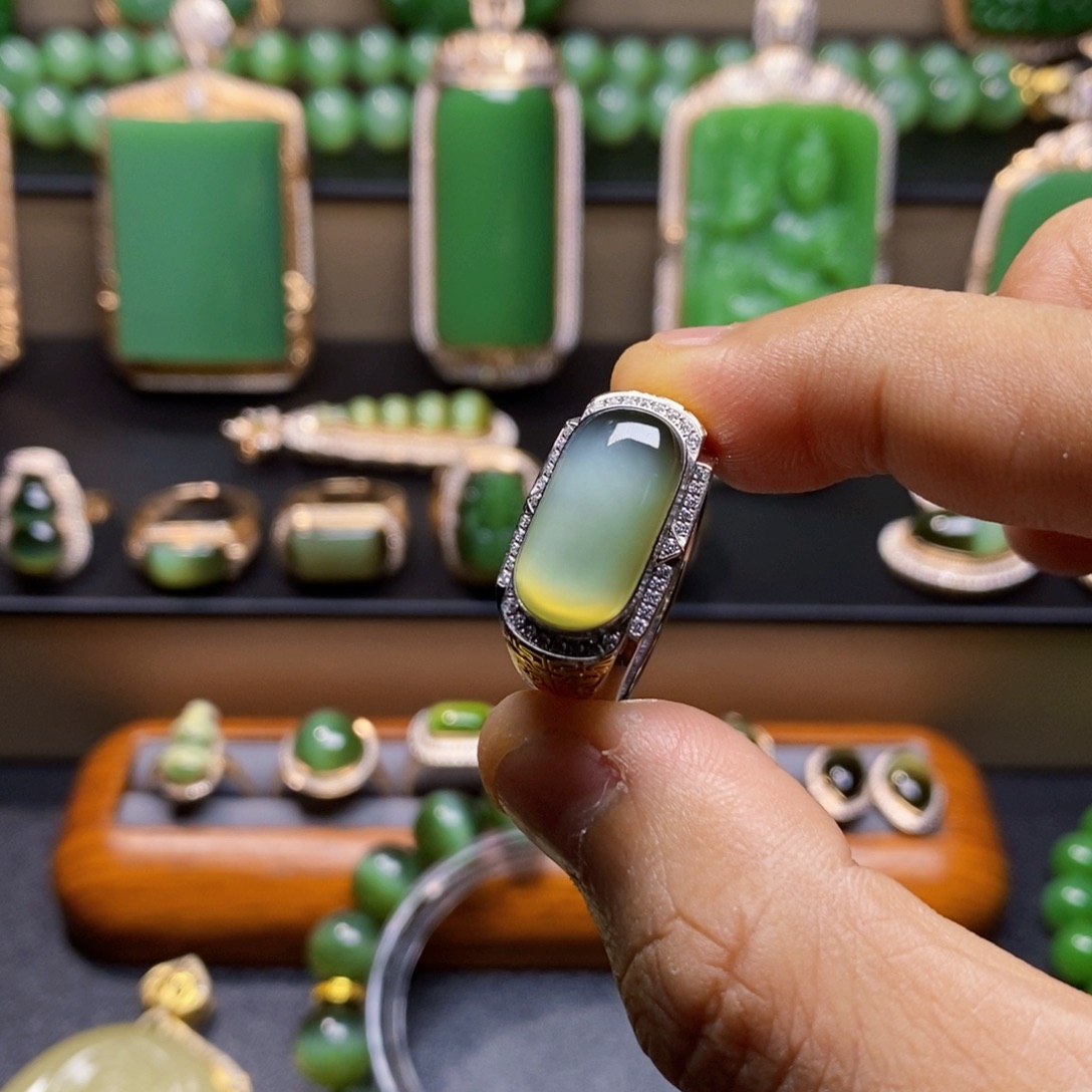 壕***哥吊坠(不含链)18K金镶嵌和田玉