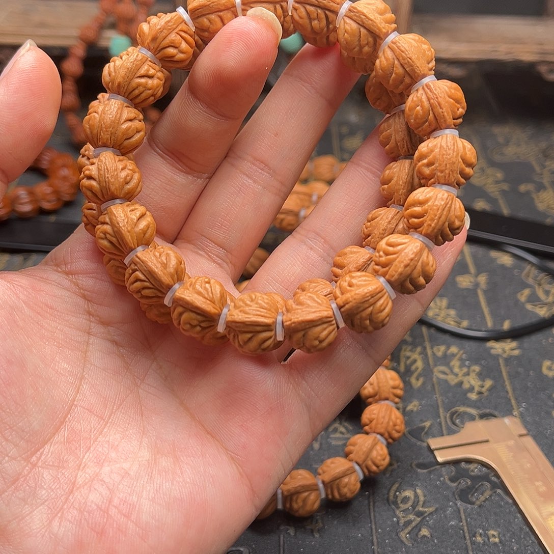 吊坠桃核小金豆手串