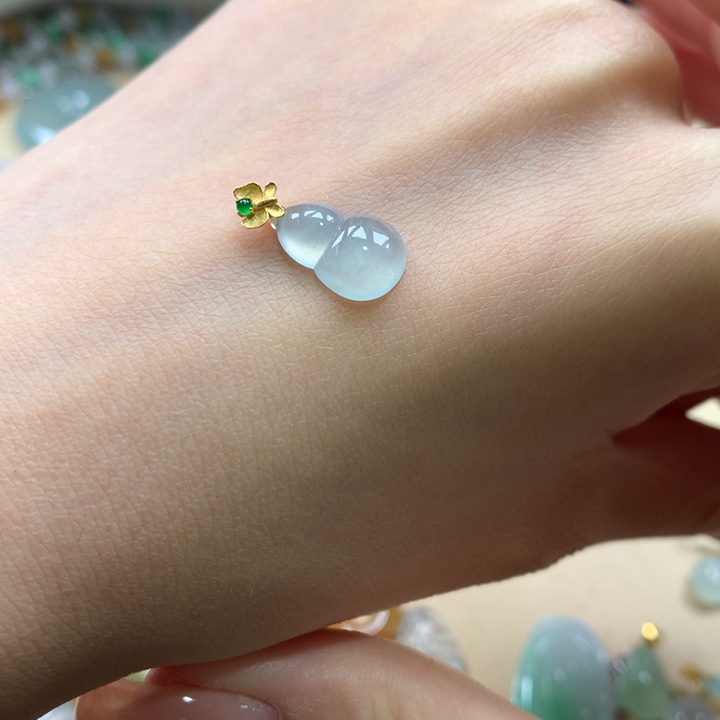 翡翠18K金镶嵌颈饰葫芦