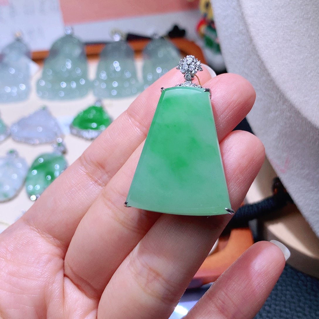 颈饰18K金镶嵌翡翠无事牌